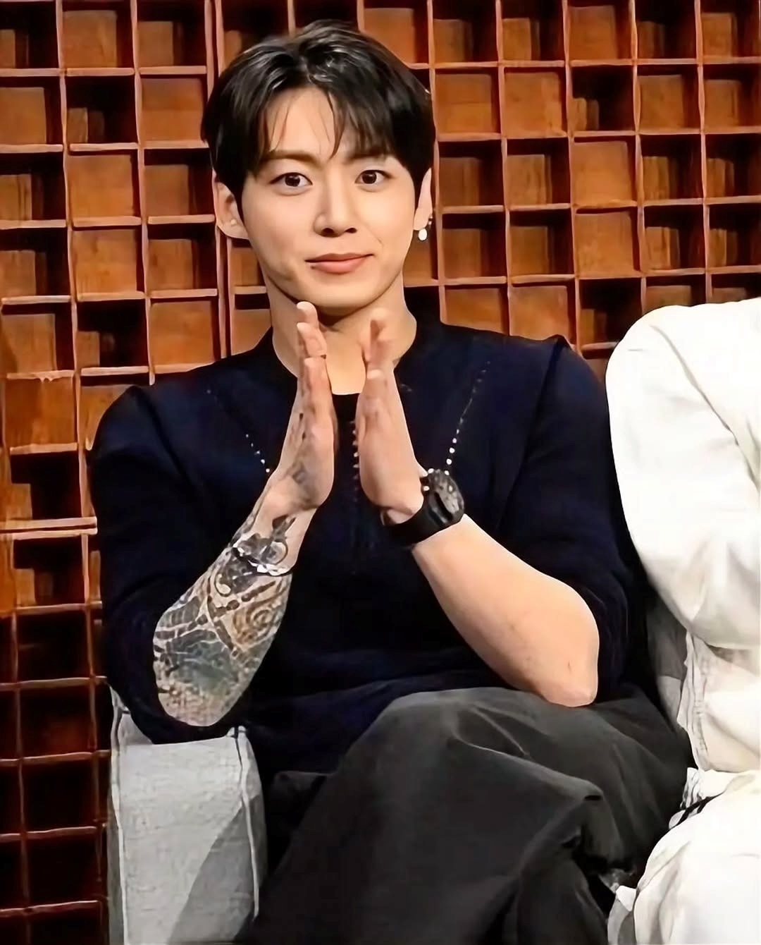 Jung Kook 佩戴Big Bang Unico 魔力黑計時碼錶登《吉米A咖秀》 (3)